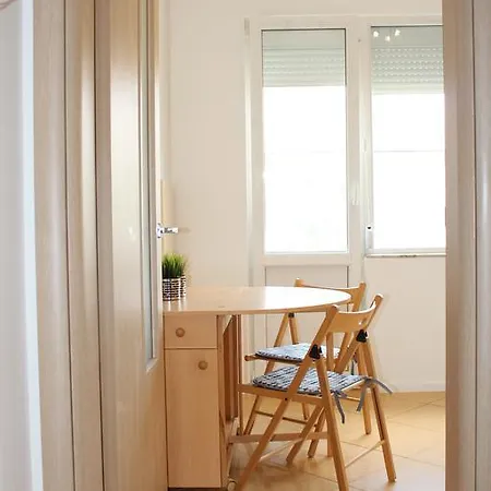 Light And Modern Top Floor Apartment *